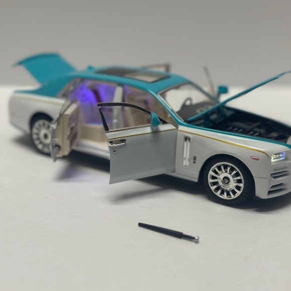 1:24 Rolls-Royce Phantom Metal Diecast White Tiffany Blue WITH LEDS Roll-Back - Picture 9 of 10